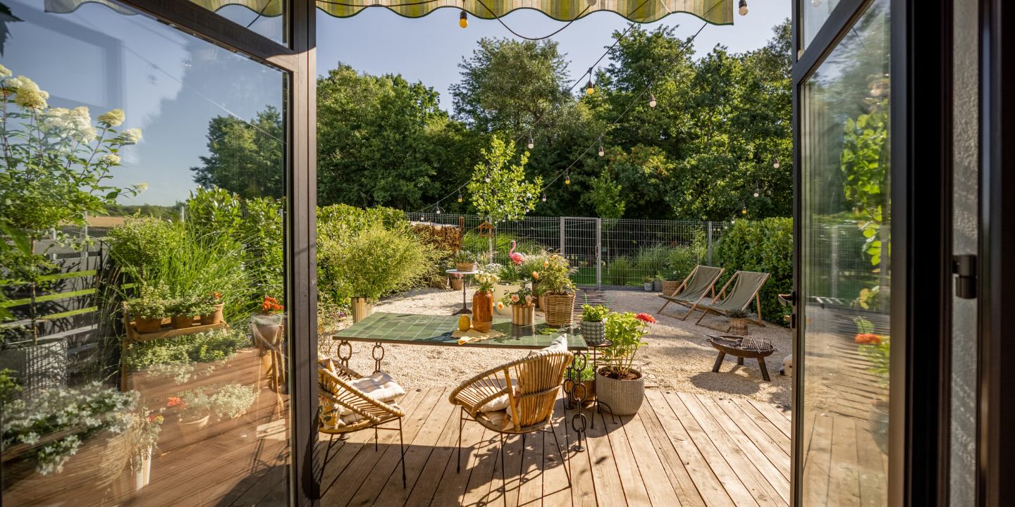 Jardin arboré avec chaises longues et plantes
