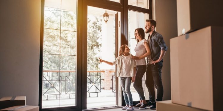 Famille heureuse en déménagement