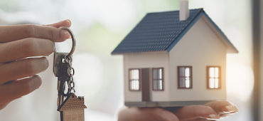 Petite maison avec clé dans les mains